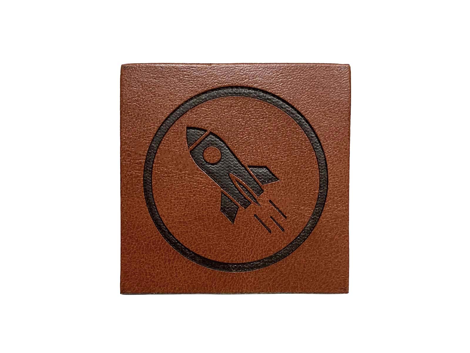 Label aus Kunstleder -  Rakete in dunkelbraun